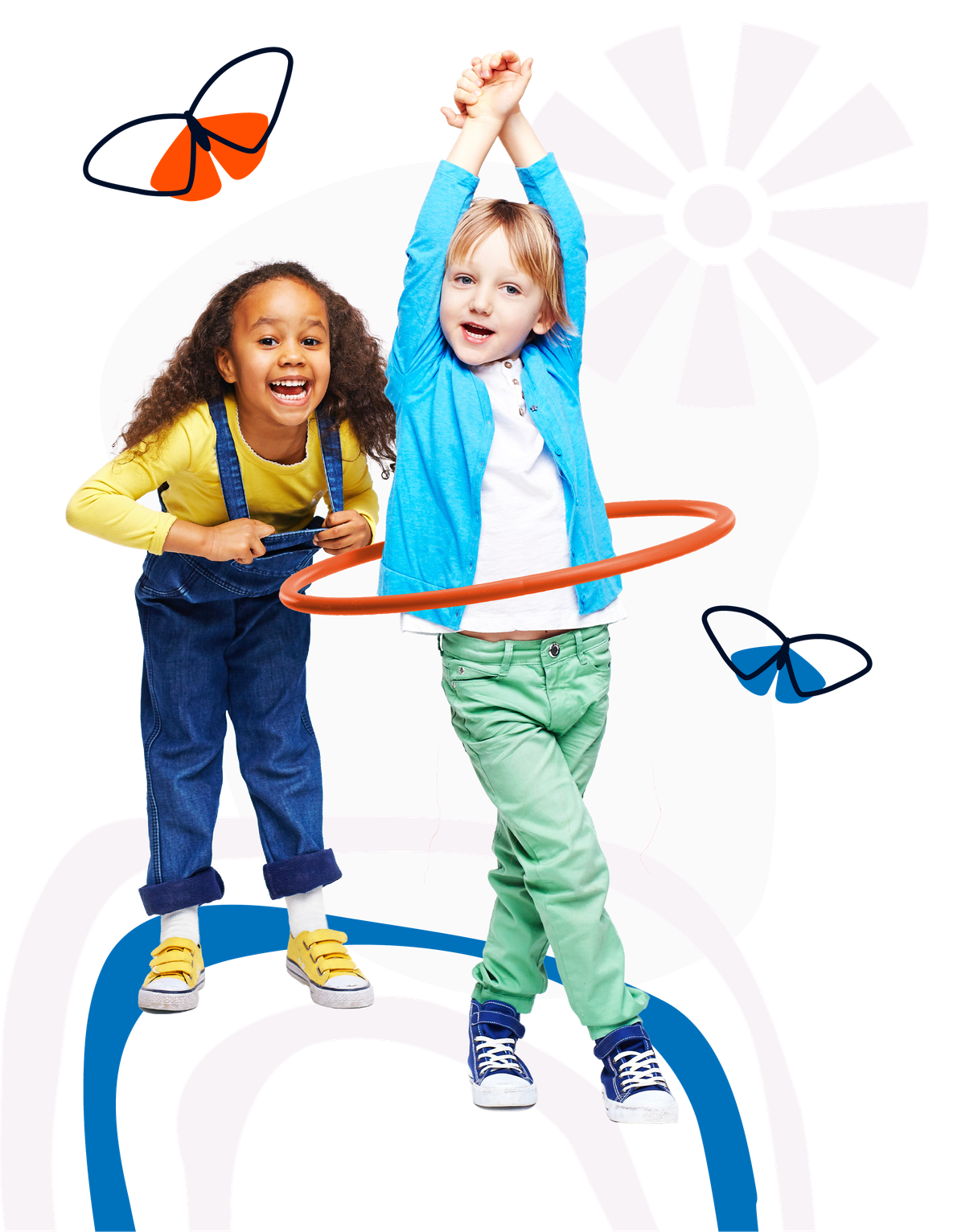 Zwei Kinder spielen fröhlich mit einem Hula-Hoop
