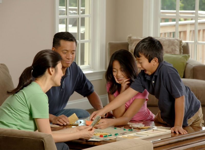 Familie spielt gemeinsam an einem Tisch